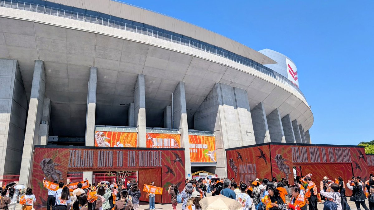 masuemon's tweet photo. 開演4時間前なのに既にカオスな人混みに
しかも暑い🥵
一旦ホテル戻ろう… https://t.co/6eu5SPX2fu