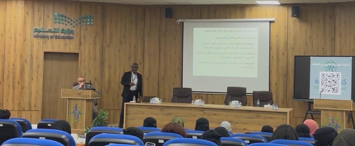 AlNahda_College's tweet photo. نظّمت كلية النهضة لقاءً توعويًا بعنوان “المخدرات: الآثار والمضاعفات”، وذلك صباح يوم الأحد الموافق 3 مايو 2026، في قاعة المؤتمرات بمقر الكلية، بحضور طلابها وأعضاء هيئة التدريس والإداريين.
ويهدف اللقاء إلى رفع مستوى الوعي بمخاطر المخدرات وانعكاساتها الصحية والنفسية والاجتماعية، وتسليط الضوء على آثارها السلبية على الفرد والمجتمع، في إطار جهود الكلية لتعزيز الثقافة الصحية والوقائية.
وقدّم اللقاء كل من أ.د. محمود مضوي الطاهر وكيل الكلية، ود. محمد سليمان إمام عضو هيئة التدريس، حيث استعرضا أبرز المضاعفات المرتبطة بتعاطي المخدرات، وسبل الوقاية والعلاج، مؤكدين أهمية التوعية المبكرة ودور المؤسسات التعليمية في التصدي لهذه الظاهرة.
ويأتي تنظيم هذه الفعالية ضمن سلسلة من البرامج التوعوية التي تنفذها كلية النهضة، دعمًا لرسالتها في خدمة المجتمع وتعزيز الوعي الصحي بين منسوبيها.