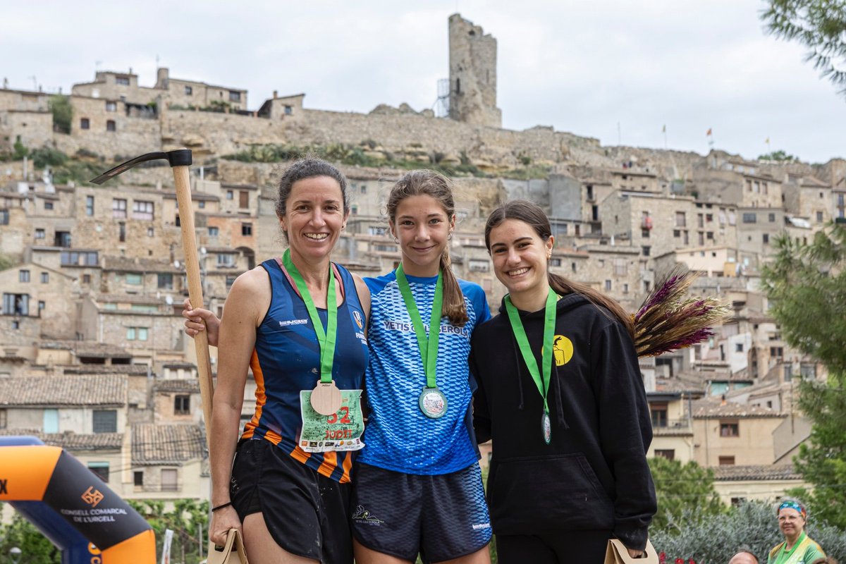 ultrescatalunya's tweet photo. David Lorenzo i Esther Farré guanyen el Trail Tros Guimerà en una edició de rècord

La cursa per muntanya de Guimerà supera els 300 participants i consolida el seu model arrelat al territori amb recorreguts de 22 km i 12 km

➕INFO➡️ https://t.co/JVL3twHiVr https://t.co/3x6VKGgwIJ