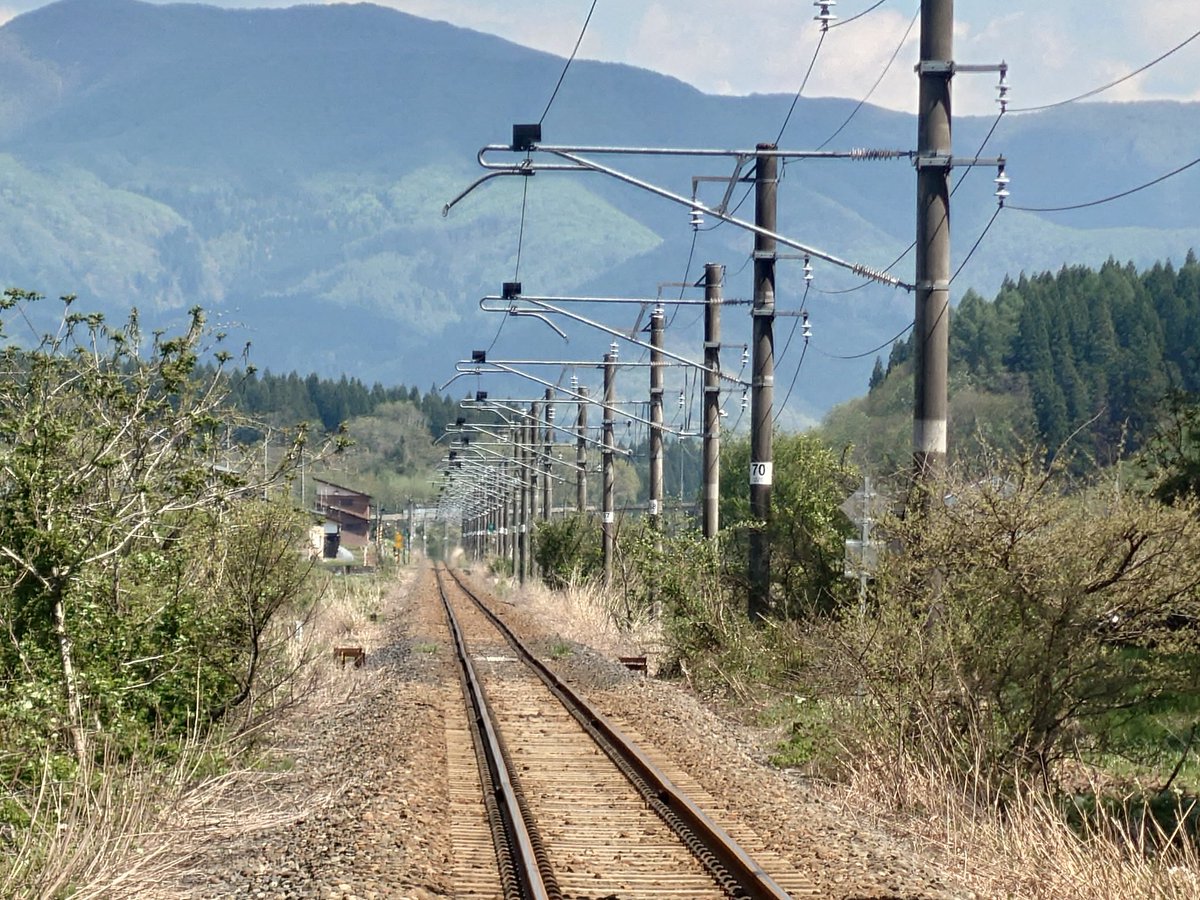 新庄〜真室川間はほぼほぼ架線が剥がされてるな。昔この辺りを電車特急がバンバン走ってたかと思うとちょっと複雑な気分。