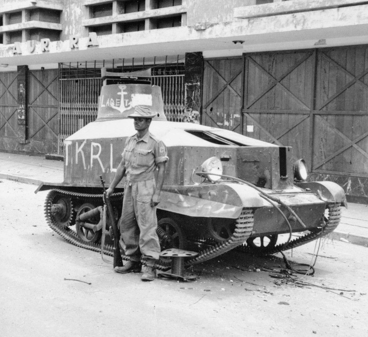 こいつは1945年11月にスラバヤで撮られた元日本海軍らしき改造キャリア（恐らく元々はKNILのもの　独立勢力により使用・放棄後にインド兵の監視がついた）とされてるが、こういう海軍が現地で使ってた車両って全く情報がないよね
iwm.org.uk/collections/it…