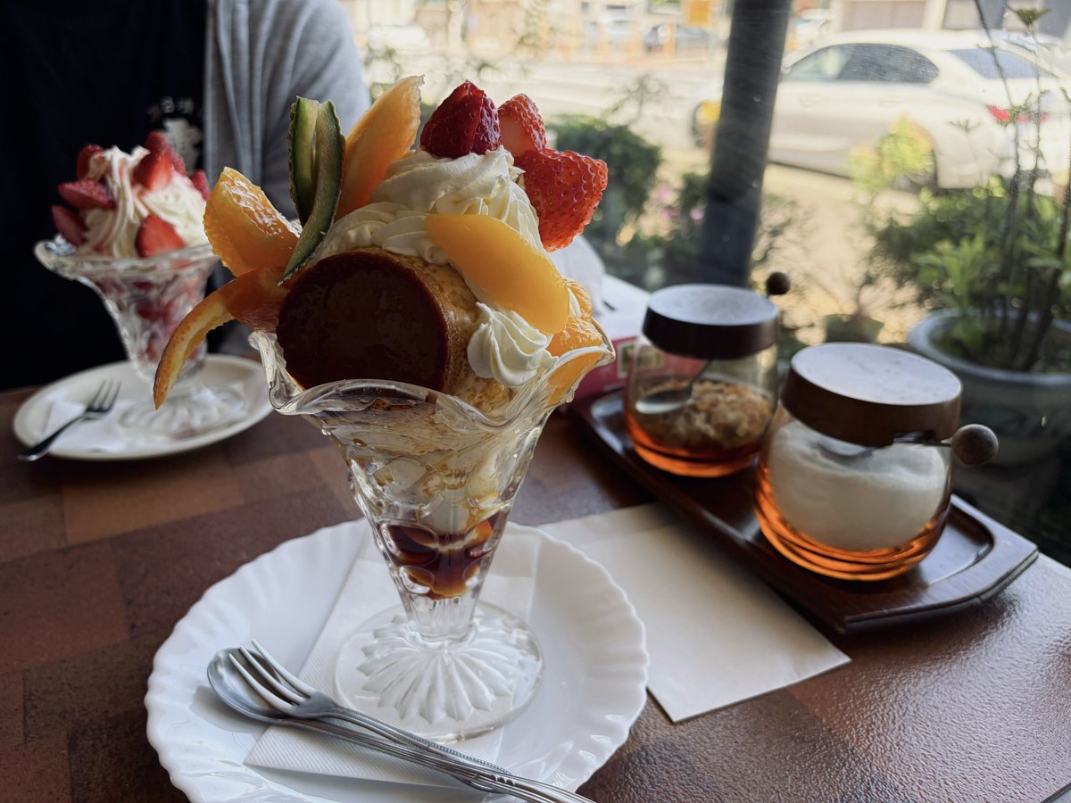 喫茶店でオムライスとプリンパフェ食べる連休4日目