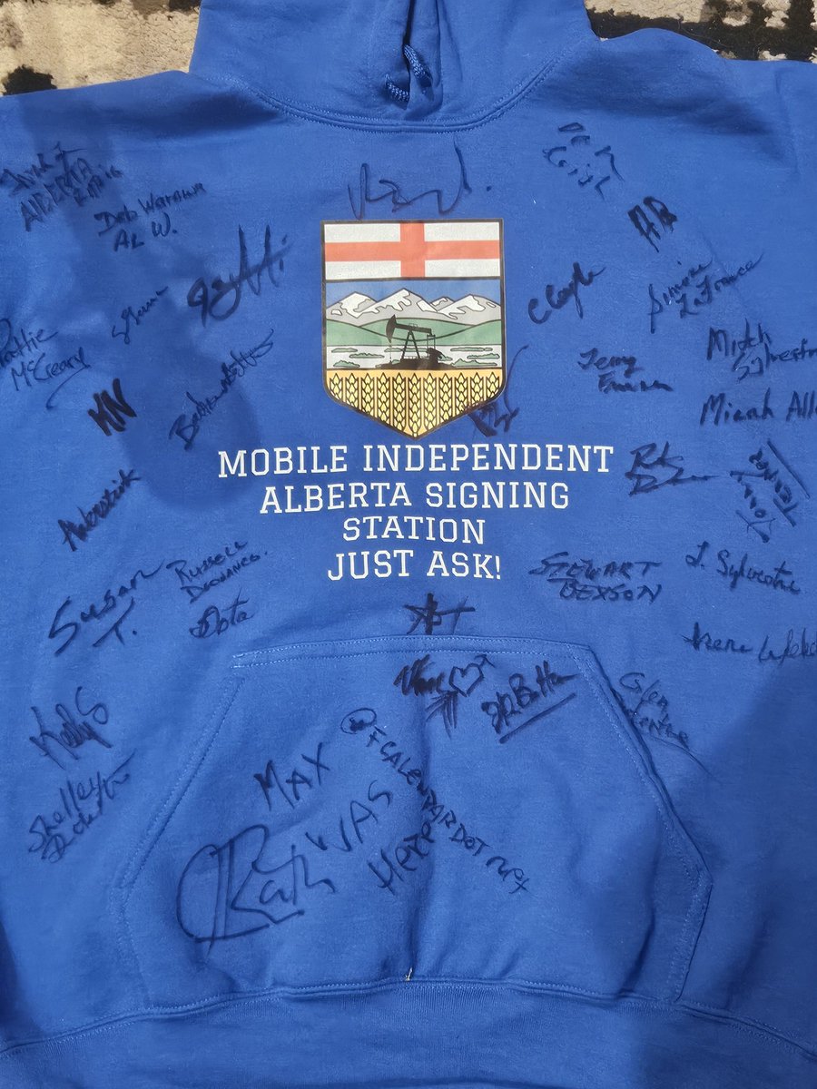 CSmartarsery's tweet image. An awesome day

1 Convoy
1 middle finger 🤣
14 signatures (on the sweater)
Hundreds &amp;amp; Hundreds of Patriots 
301,000+ signatures on paper

It was an honor to carry boxes of signatures today.  Every box was filled with hopes &amp;amp; dreams for a better future.

It was awesome to meet all