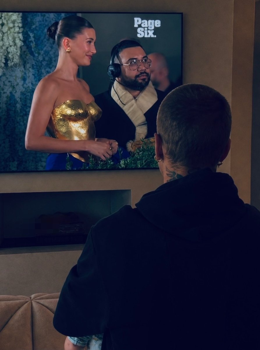 Justin Bieber watching his wife flaunt her beauty at the 2026 Met Gala while he stays at home babysitting. 

Dad of the year.👏