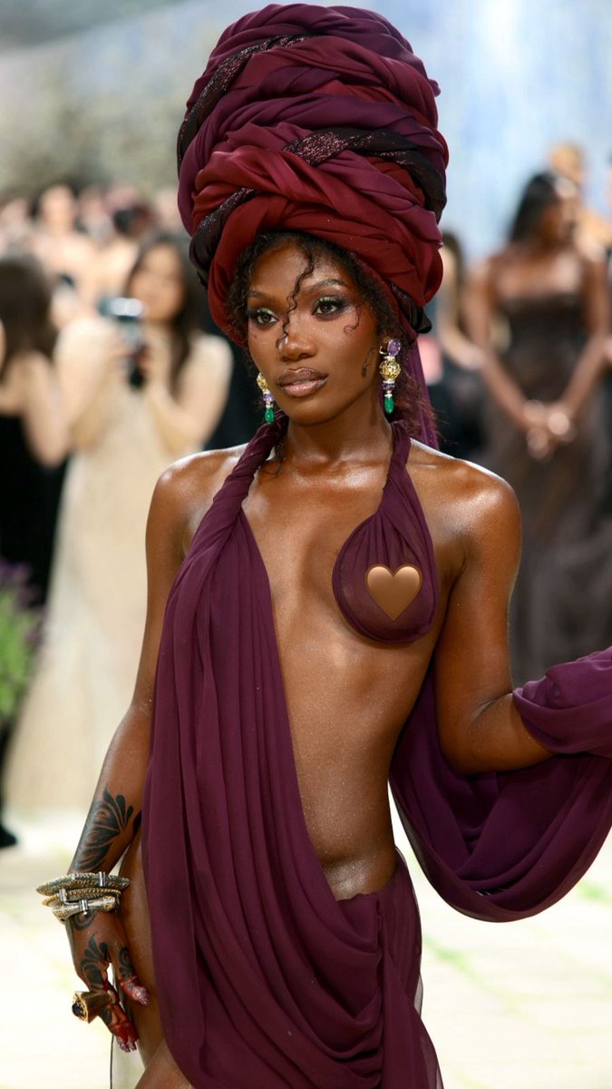 HugoGloss's tweet image. Uma deusa! 🥵😍 Doechii transformou o tapete vermelho do #MetGala em uma verdadeira #Runway. A estrela escolheu um look Marc Jacobs e revelou que sua intenção era se sentir humana e vulnerável com o vestido. Serviu moda e entregou MUITA beleza. 

📸: Getty