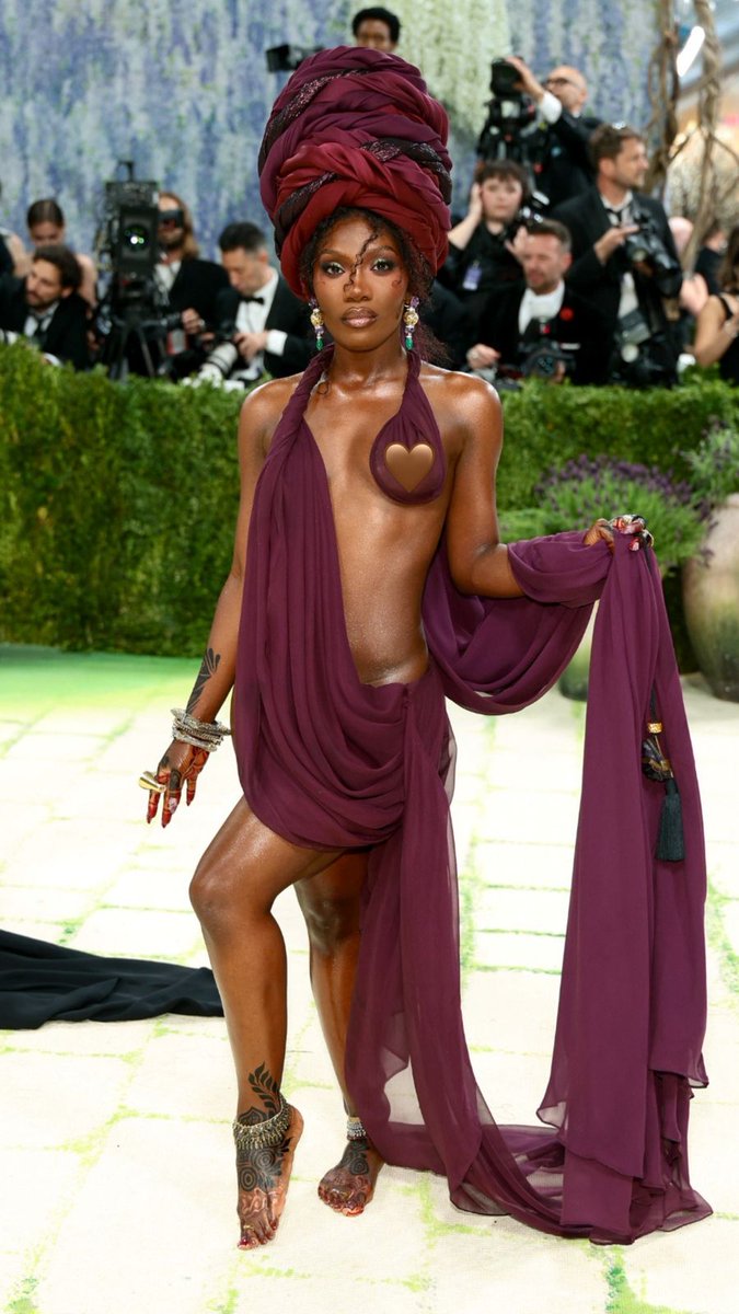 HugoGloss's tweet image. Uma deusa! 🥵😍 Doechii transformou o tapete vermelho do #MetGala em uma verdadeira #Runway. A estrela escolheu um look Marc Jacobs e revelou que sua intenção era se sentir humana e vulnerável com o vestido. Serviu moda e entregou MUITA beleza. 

📸: Getty