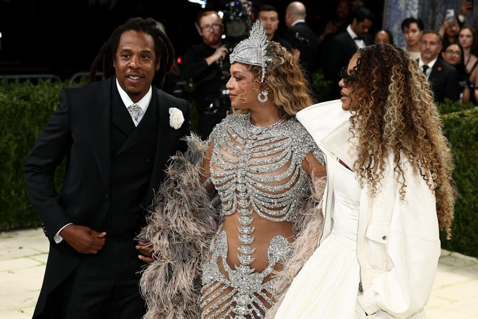ishiguzochris's tweet photo. Beyonce and Blue Ivy,  Jay-Z attends #MetGala https://t.co/oNJybqEkkw