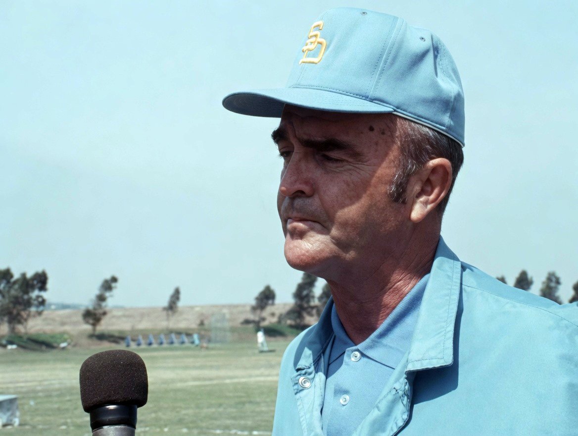 NFL_Journal's tweet photo. #RightPlayerWrongUniform
Phil Bengston when he was defensive coach for Chargers after being part of Parckers' dynasty https://t.co/GzhYpZvB7Q
