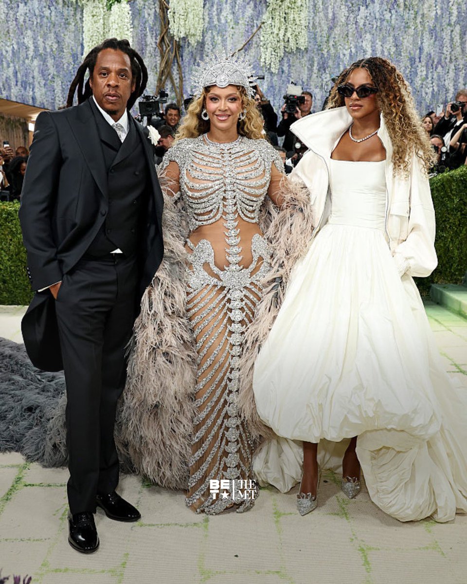 BET's tweet photo. The Queen Bee has arrived 🐝✨

Beyoncé steps onto the Met Gala and the energy shifts—like it always does.

Grace. Power. Presence.

BEYHIVE… tap in. 🐝👑 https://t.co/A2cLJ3wmsn
