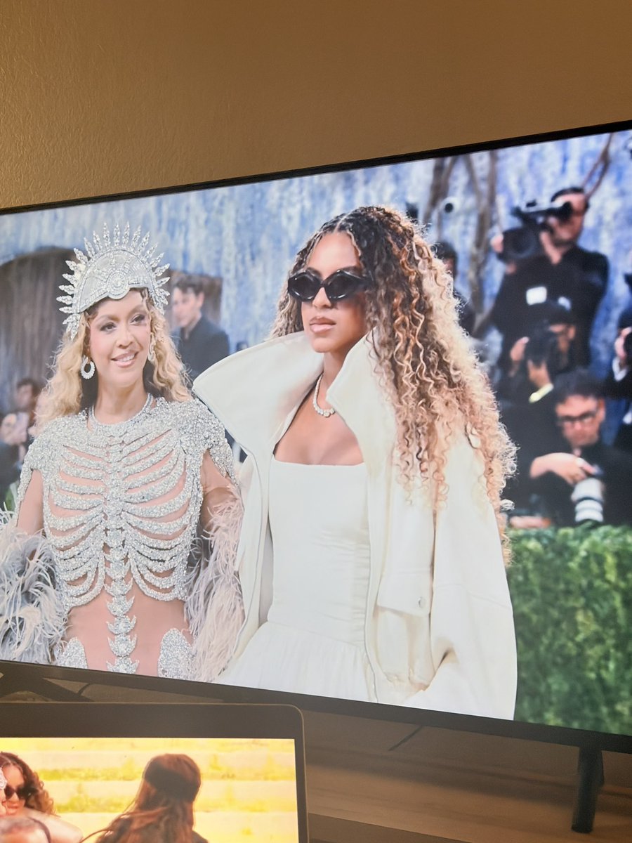 Blue with the popped collar is so fucking Capricorn-coded and I’m here for it