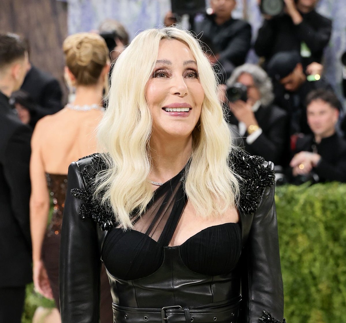 SiteCherBrasil's tweet photo. Cher veste Burberry no Met Gala 2026. A peça foi desenvolvida pela stylist da deusa, Patti Wilson, em parceria com o diretor criativo da marca, Daniel Lee. 

"(...) inspirados pelo histórico de @Cher na moda, onde ela usa o figurino e seu corpo como ferramentas performáticas" https://t.co/Sra6eLT9Vj