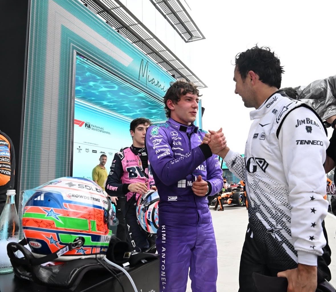 Felicitación de Checo a Kimi desde otro ángulo 👏🏻

📸 f1sutton