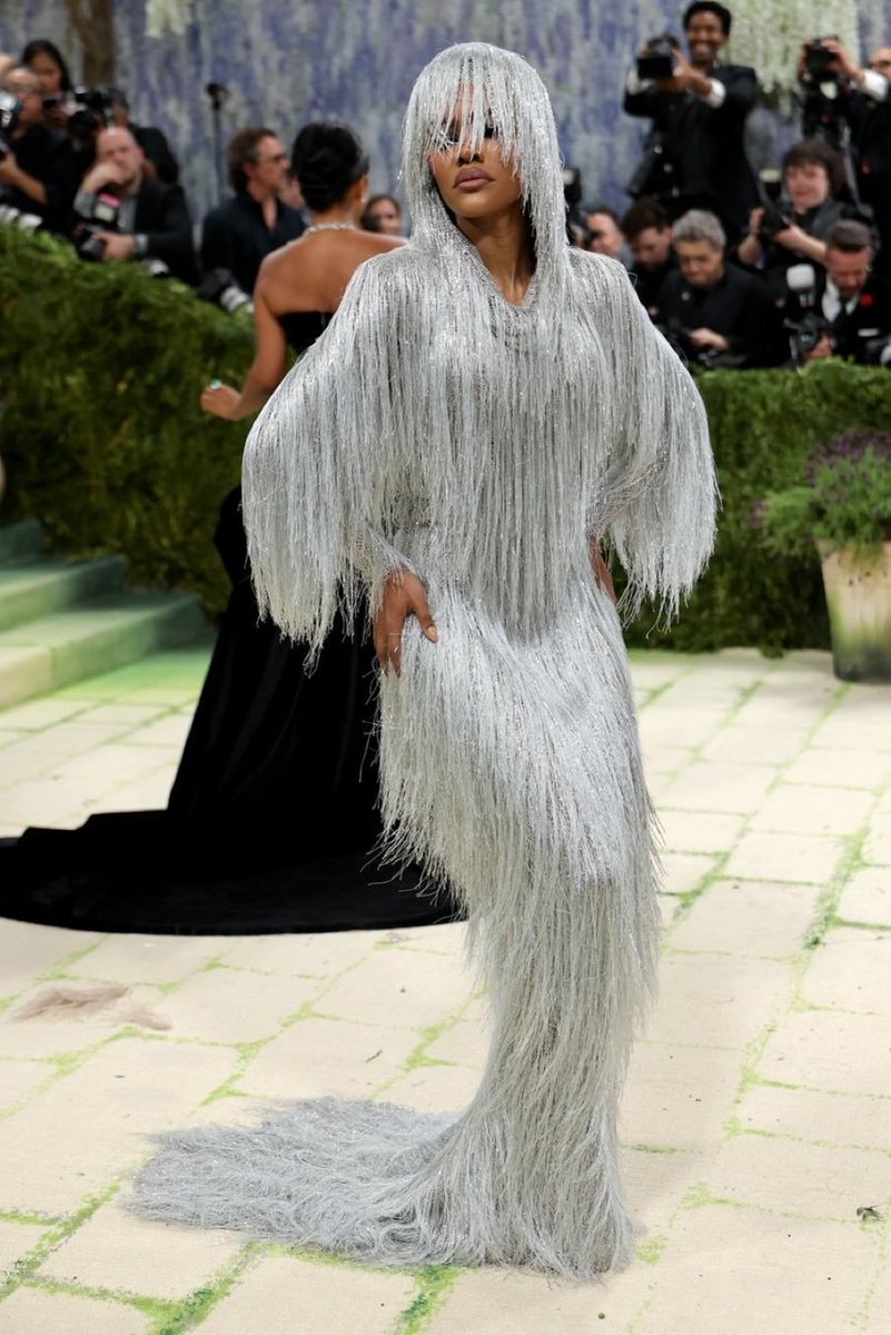 Fashion tweet media