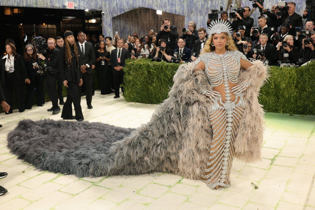 updatecultura's tweet photo. Look completo da Beyoncé para o #MetGala. https://t.co/w1lqHWRSW0