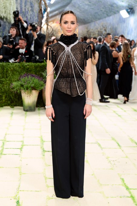 LunaBambam74's tweet image. Emily Blunt Hailey Bieber Serena Williams Kendall Jenner no #RedCarpet do #MetGala