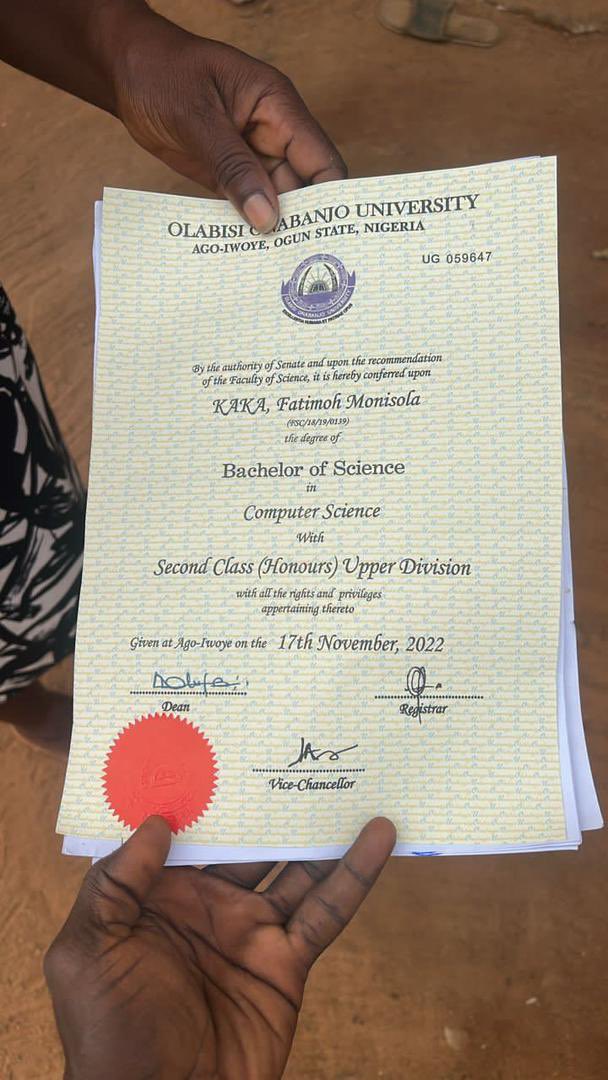 OouUpdate's tweet photo. Missing certificate and CV please if you know the owner or name https://t.co/CUfsRX611R