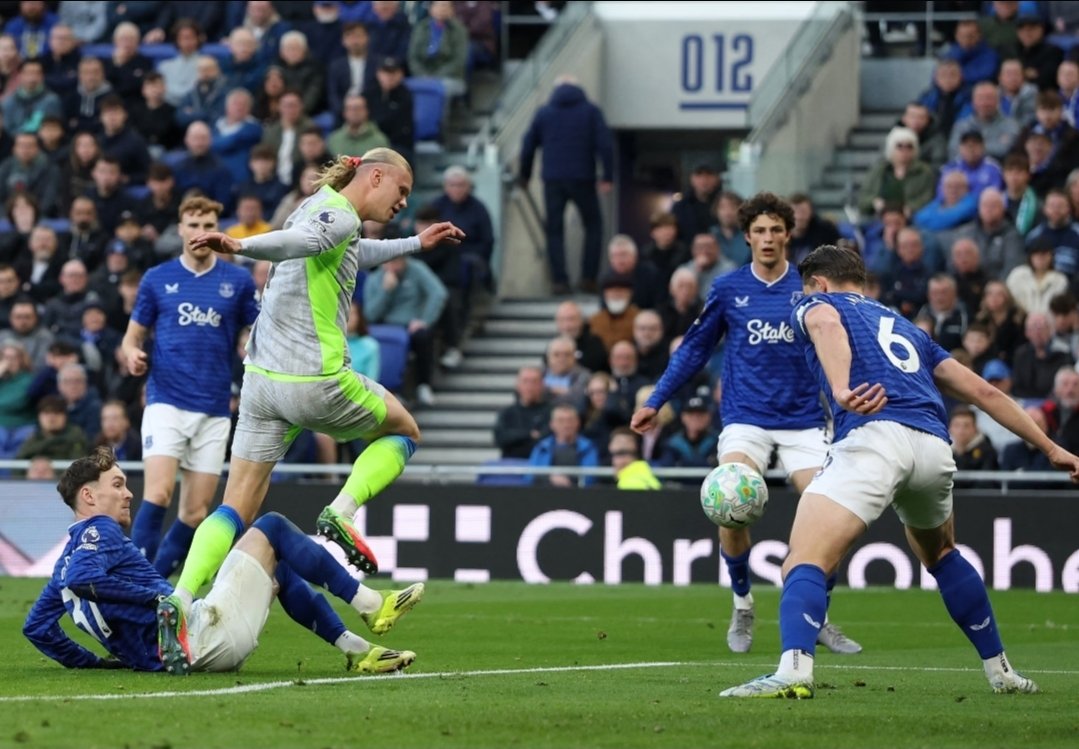 Footballpulse__'s tweet image. Manchester City drop points in a 3-3 chaos game vs Everton.

Title race 🙄😬

Pressure is building…

#ManCity #EPL