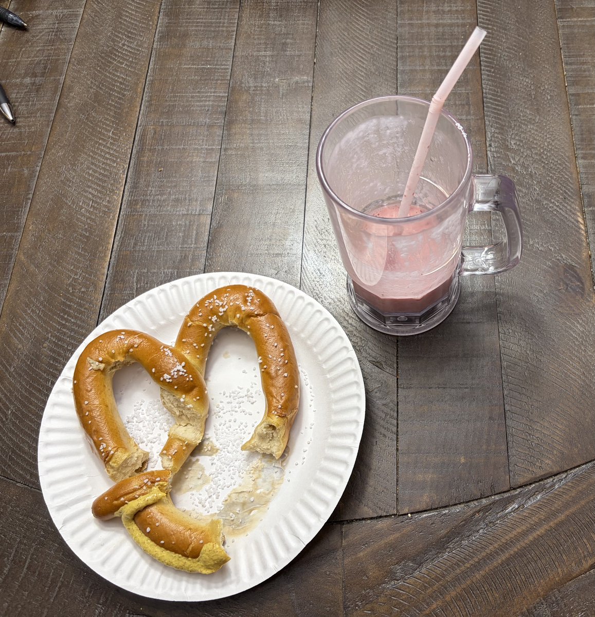 bbopp13's tweet photo. Giant pretzel and fruit smoothie. #marriedlife https://t.co/1jdoz92s96