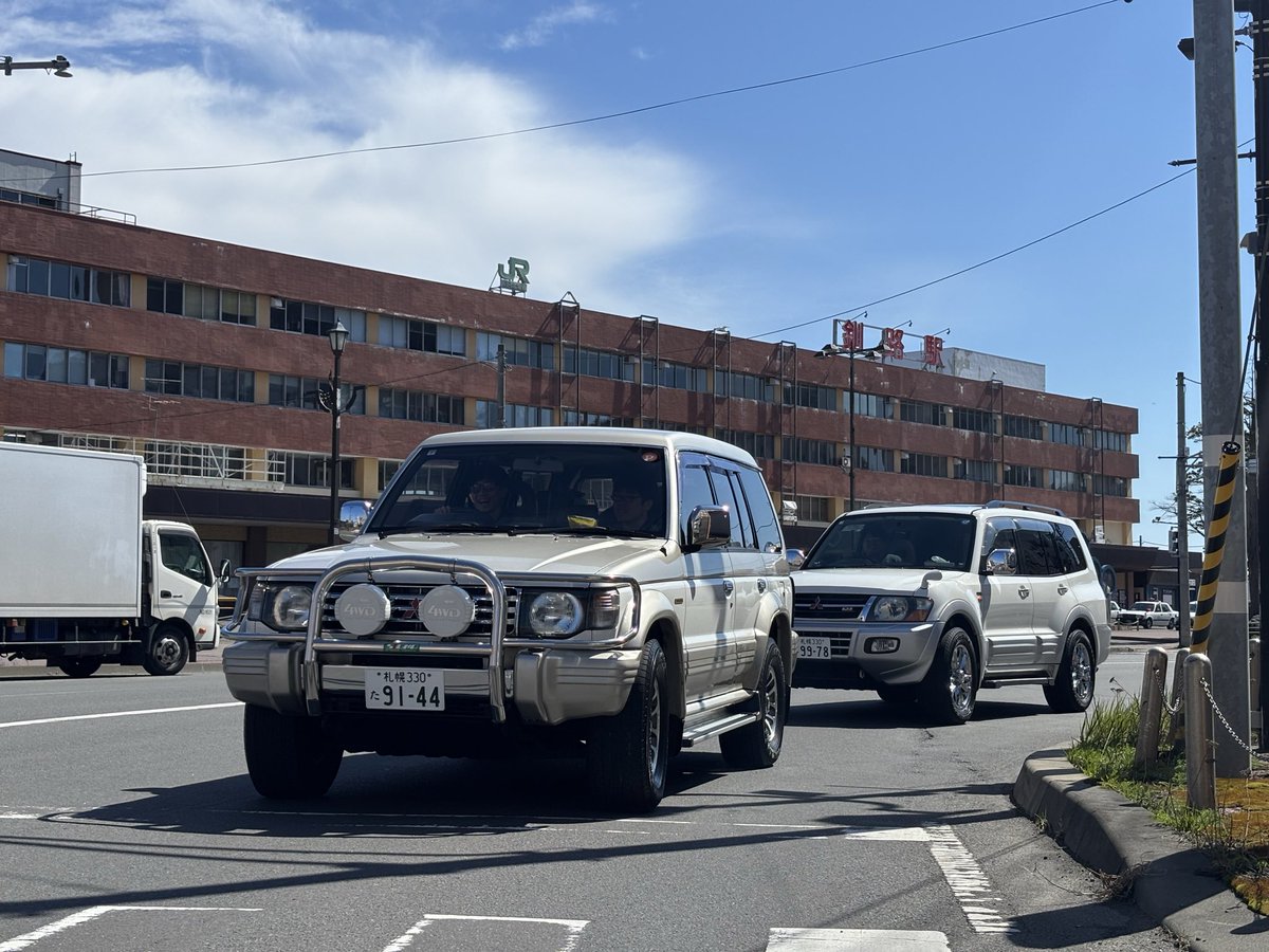 yas2000_ap2's tweet photo. やまぬこパジェロX2で左へ！ https://t.co/XZvrR2BV8v