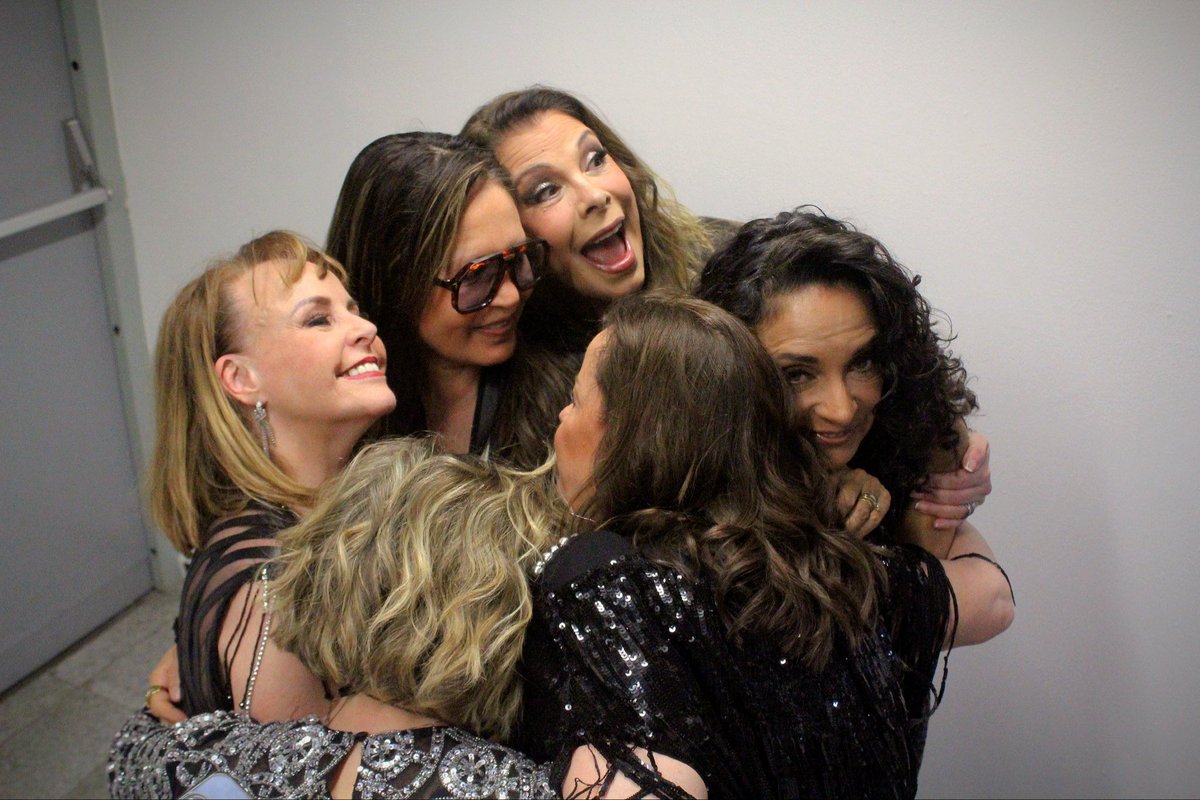 Flansoficial_'s tweet photo. Toluca, que bonito es regresar a bailar y cantar con ustedes. Gracias por toda su energía 💖 A nuestra querida @yolandandrade que gozo tenerte en el escenario 🤗

¡Últimas fechas de +Inesperado, no te lo pierdas!

📷@gusfotopro https://t.co/NDO4abYZLo
