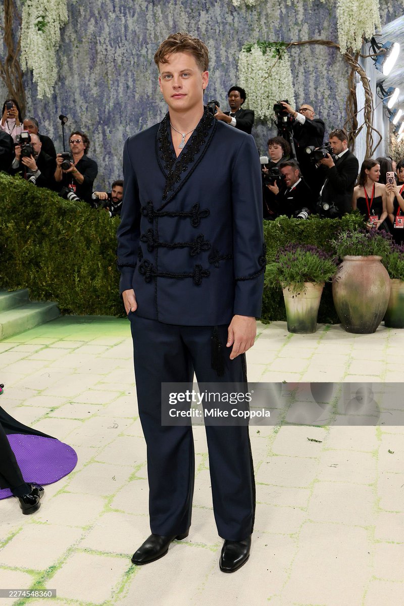 JoeyB_updates's tweet photo. Joe Burrow at the 2026 Met Gala carpet https://t.co/nuquAYm8Aq