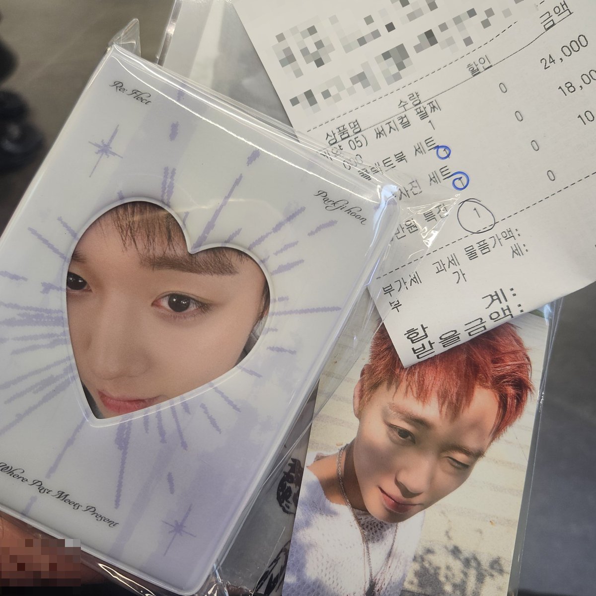 zzihni2's tweet image. PARK JI HOON [RE: FLECT-1st Single Album] POP-UP STORE

오픈 1시간 전에 예약해도 120번대 받아서 팔찌는 비록 현장 예약했지만 박지훈님 얼굴 보면서 힐링된...💛💚💖
모든 제품이 다 사진보다 실물이 최고였는데, 그 중 제일 잘 사용할 것만 고름

#박지훈 #PARKJIHOON
#REFLECT #REFLECT_POPUP