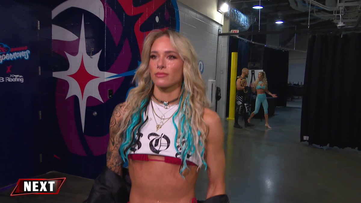 Sol Ruca dispuesta a fimar su contrato con RAW... mientras Austin Theory y Maxxine Dupri siguen hablando de fondo, como estos últimos meses.

A ver quién interrumpe a Sol, jeje. #WWERAW