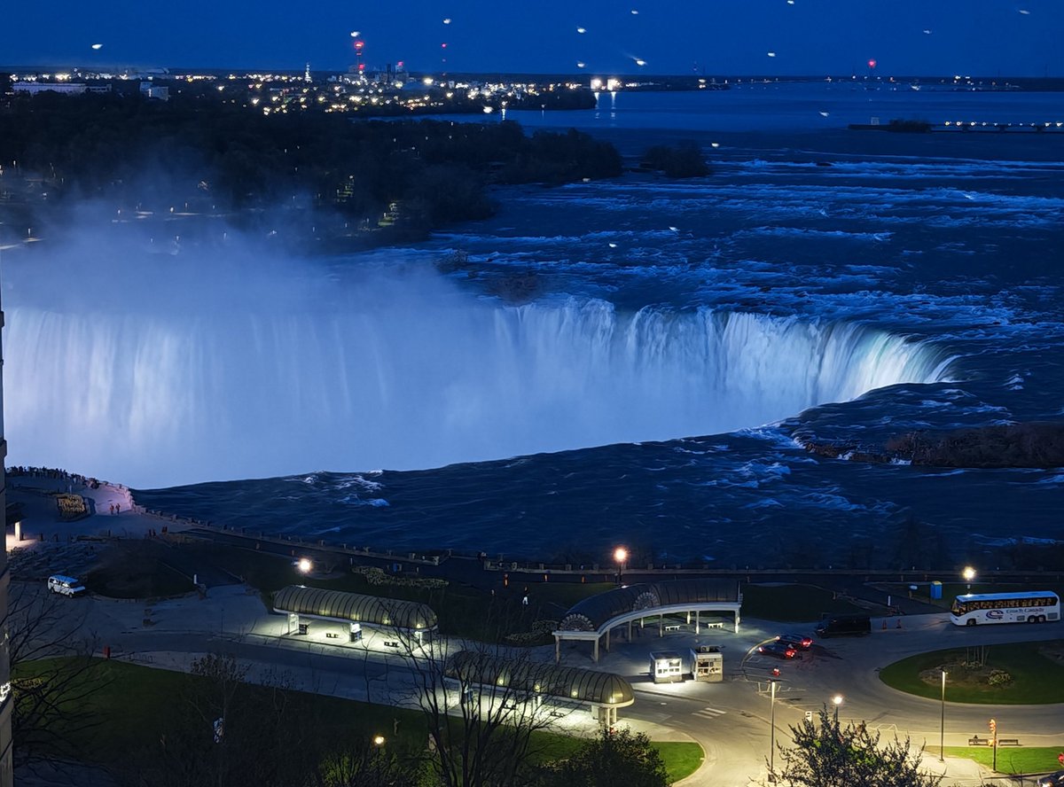 tetuan22s's tweet image. Tonight's light show has begun #Niagara #Canada
