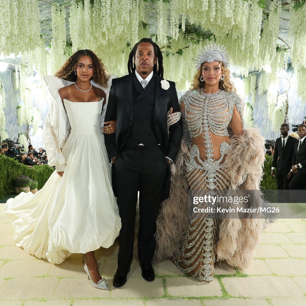 beyonceaccess's tweet photo. ROYALTY 👑 #MetGala https://t.co/bFB7eR0qeZ