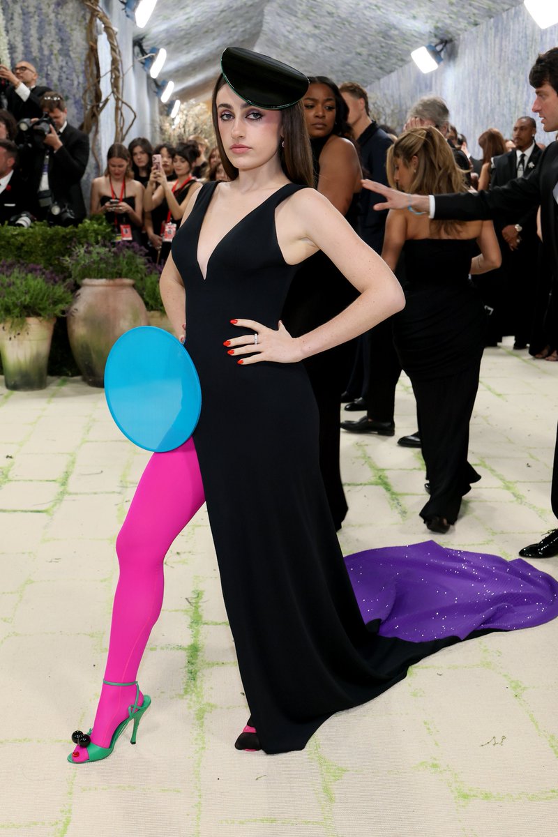 updatecultura's tweet photo. Rachel Sennott no green carpet do #MetGala. https://t.co/e4IN9t5ZzR