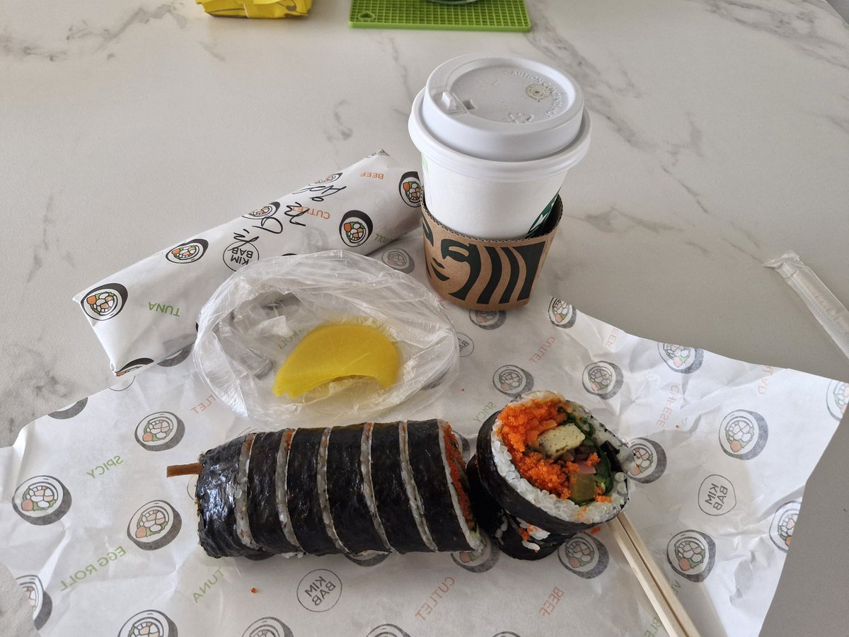 휴일 아침엔 김밥과 커피로
애정하는 날치알김밥. 김밥매니아 야탑2호점