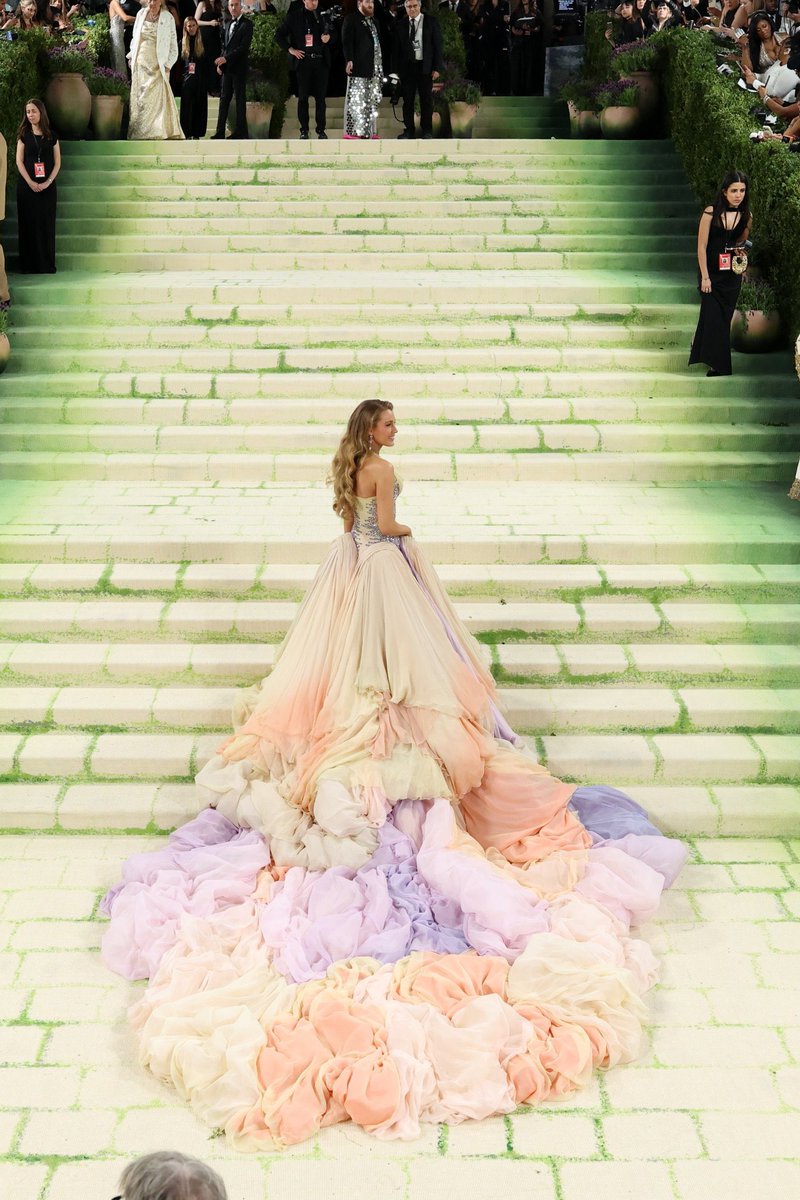 manumanito's tweet photo. Blake Lively en el arte de la Barbie vestido mágico que te dijera… ese que se hace largo y corto solo. https://t.co/d4caxfs4CH