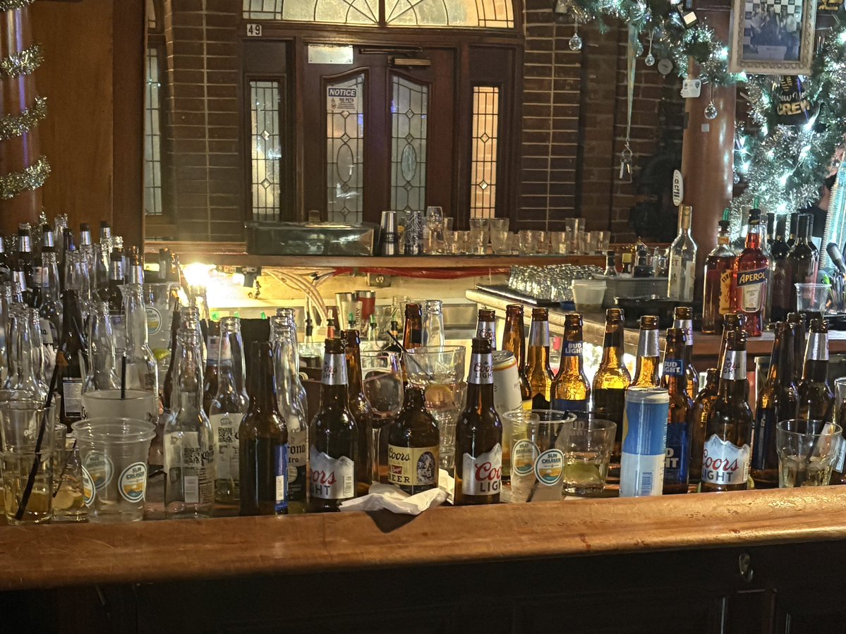 divebar tweet media