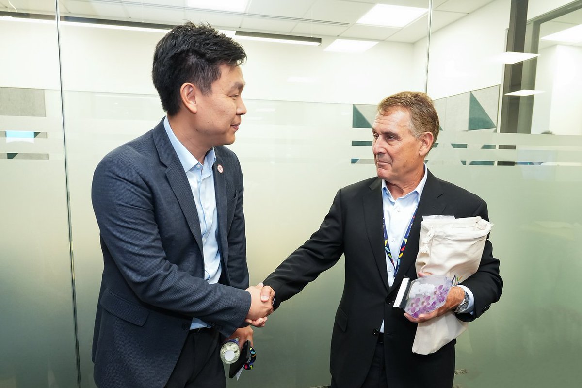 10xGenomics's tweet photo. Our new Singapore R&amp;D lab is officially open! :flag-sg: We were honored to host @singapore_edb to mark this milestone. We’re excited to deepen our hardware and software R&amp;D here as we continue accelerating the mastery of biology to advance human health. https://t.co/cZiCc74xTL