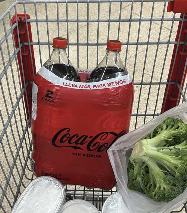 que tan marginal tienes que ser para ir a un supermercado, sacarle la etiqueta y robarte los cromos del album del mundial que vienen en las coca zero
y QUE POR ESO ahora solo vendan en PAQUETES de 2 Y EMBALADAS
ya es en el 3 supermercado que veo eso
 ex pais definitivamente.