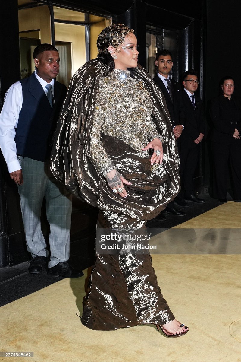 Rihanna saw Mrs. Beyonce. Clocked it. And Sashayed out the The Carlyle✔️