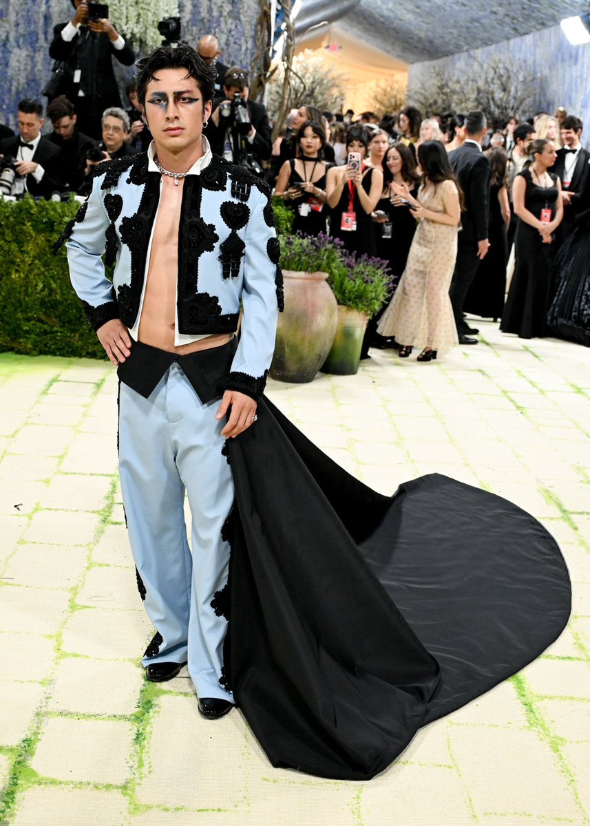 “Williams, who has continuously elevated his style for Milan Fashion Week and the Vanity Fair Oscar Party, took making an entrance to new heights for the Met Gala 2026. The Canadian star wore a two-piece Balenciaga ensemble, reminiscent of a matador, and inspired by the Spanish