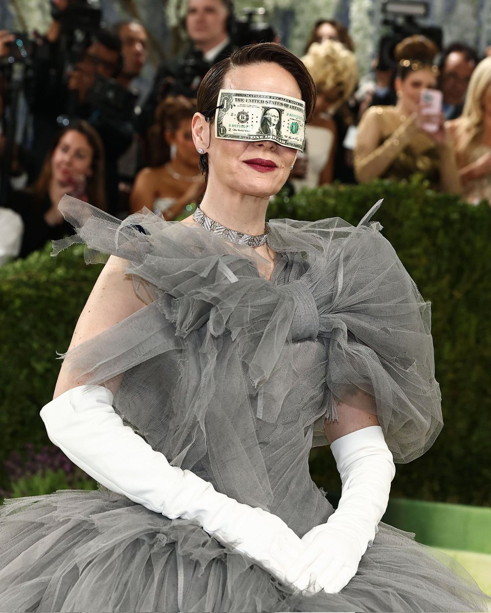 itsdisorder's tweet photo. Sarah Paulson en la #MetGala ✨ https://t.co/b6Hu4fcSdm