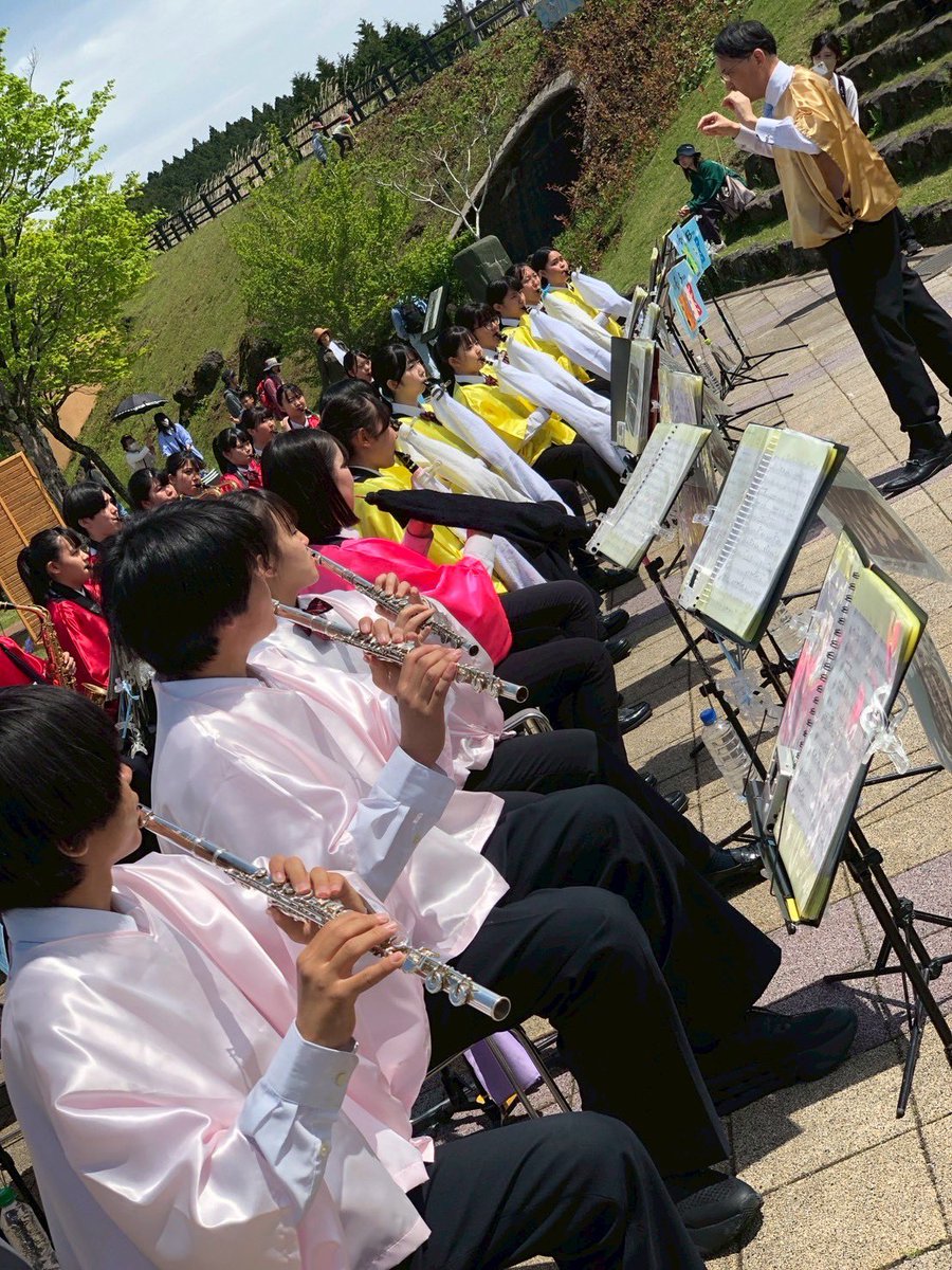 fujiichibrass's tweet photo. 先日5月3日（日）
富士山こどもの国にてステージ演奏をさせていただきました！
新一年生の初イベントで緊張もしていたり、午後には霧に見舞われたりしましたが、部員一同精一杯演奏し切ることができました！ありがとうございました！ https://t.co/bPsVtxQkSV