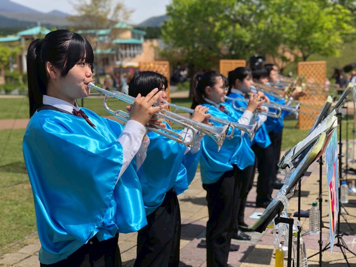 fujiichibrass's tweet photo. 先日5月3日（日）
富士山こどもの国にてステージ演奏をさせていただきました！
新一年生の初イベントで緊張もしていたり、午後には霧に見舞われたりしましたが、部員一同精一杯演奏し切ることができました！ありがとうございました！ https://t.co/bPsVtxQkSV