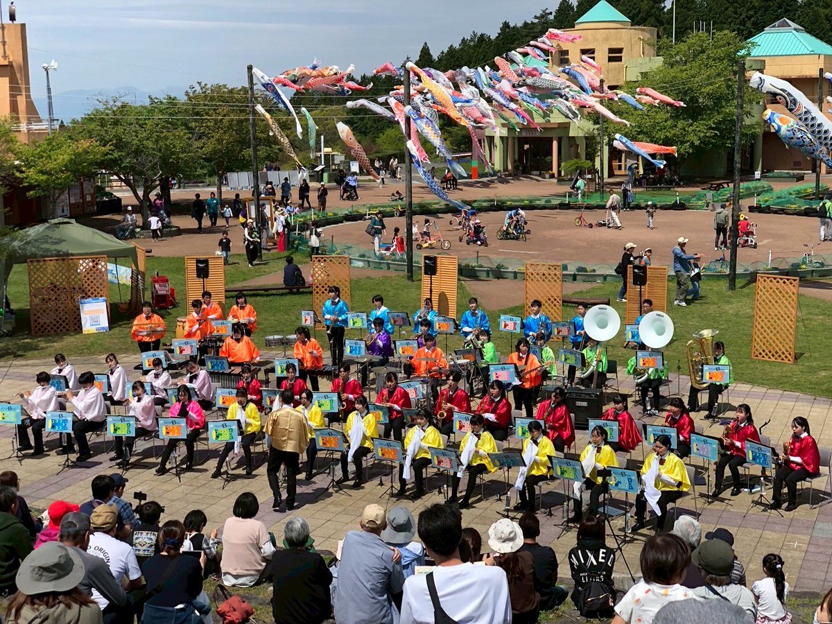 fujiichibrass's tweet photo. 先日5月3日（日）
富士山こどもの国にてステージ演奏をさせていただきました！
新一年生の初イベントで緊張もしていたり、午後には霧に見舞われたりしましたが、部員一同精一杯演奏し切ることができました！ありがとうございました！ https://t.co/bPsVtxQkSV