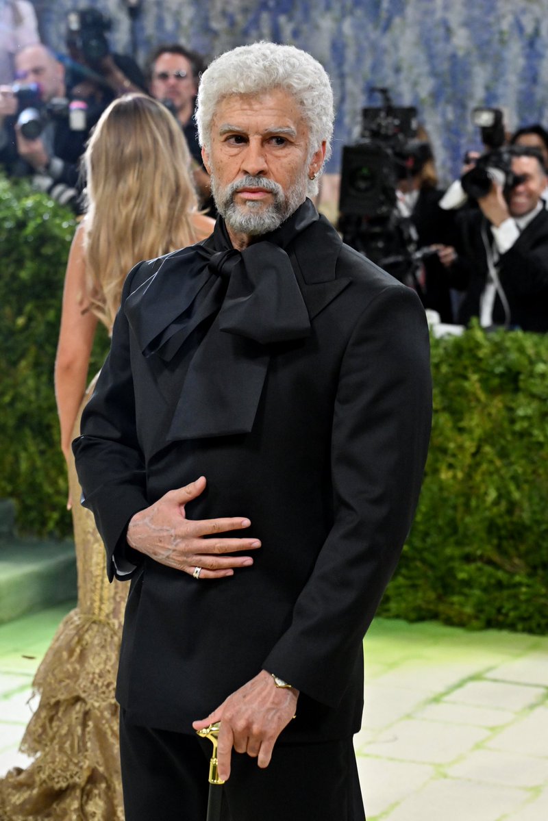 iHeartRadioCA's tweet image. #badbunny is turning heads at The 2026 Met Gala with his look! 👀😉

#metgala #2026metgala 

📸: Getty