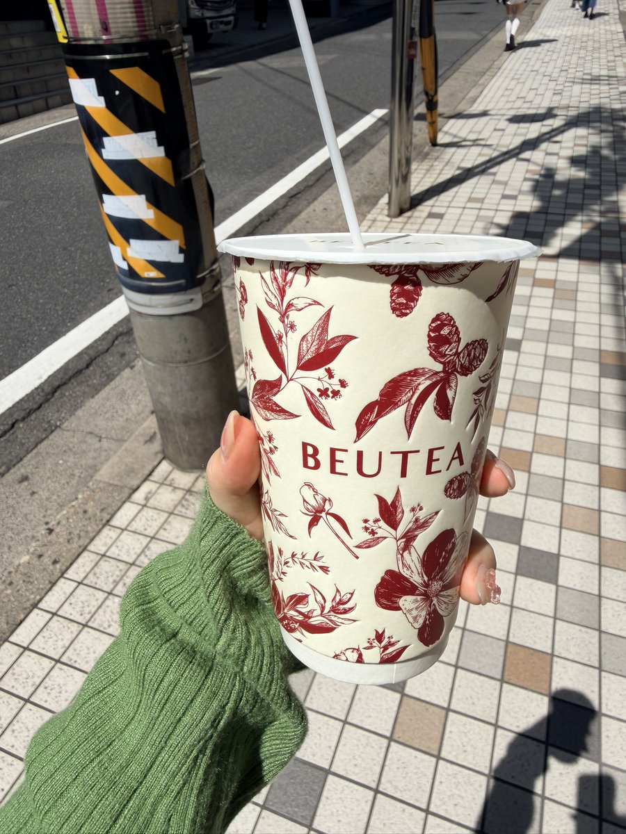 1218260_aaaa's tweet photo. ジョンウォンのネムボ作ったから、スマホグリップにしてつけようと思って、朝から100均にきたけれど、とりあえず茶る https://t.co/mtxfKYF7eY