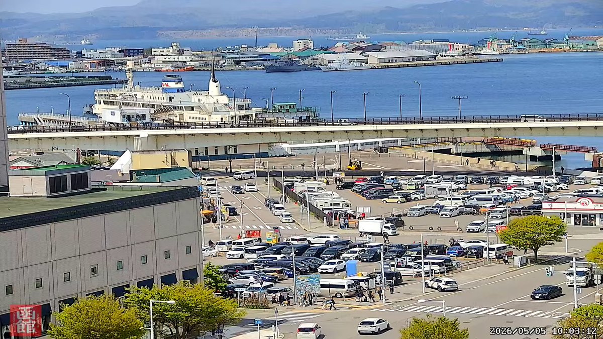 HakodateL's tweet photo. 5月5日の函館駅前の様子です😊
朝から良いお天気に恵まれて、駅前ではたくさんの人で賑わっています♪🌤

配信視聴はこちら↓
▶️https://t.co/iYoEifIrUj

#函館駅前ライブカメラ
#函館 #ライブカメラ #函館湾 
#函館駅前 #イマソラ #路面電車
#YouTube #生配信 https://t.co/3m35FyYsFC