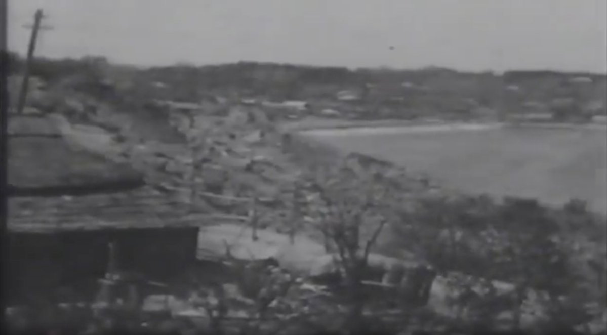 後世に「山津波」と伝わる、男鹿地震時の北浦町の土砂崩れの被害（映像）です。海食や風化により崩れやすい崖地形で大きな被害が生じたと考えられます。山津波と海津波、両者からの地震リスクに向き合う男鹿半島の歴史を象徴するものです。
jsce.metamovics.jp/category/349/v…