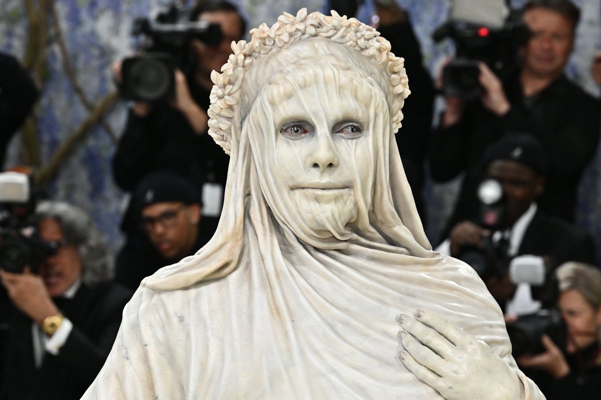 El_Universal_Mx's tweet photo. Heidi Klum se convirtió en una pieza de arte al llegar a la #MetGala2026

Entre velos esculpidos, textura marmoleada y una silueta casi celestial, la supermodelo llevó el concepto de “fashion as art” a otro nivel
https://t.co/tEXRWDqIxu https://t.co/yHWYjnh9UQ