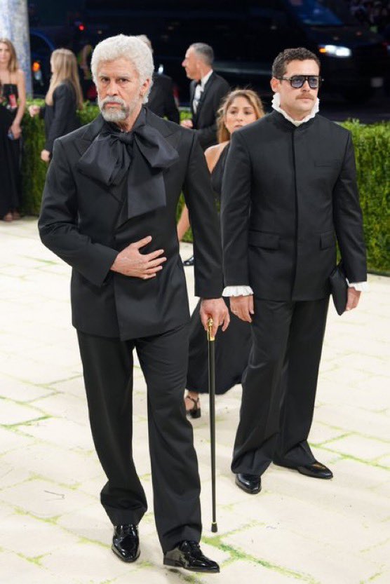 Expedientes_ec's tweet image. 🔥 Bad Bunny impacta en la Met Gala

Canas, arrugas y bastón 😱 El artista sorprendió al mundo al aparecer como un anciano en la alfombra roja, dejando a todos sin palabras con su radical transformación.

#BadBunny #MetGala #Viral #Famosos