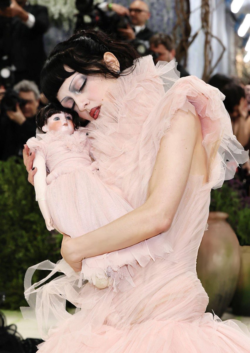 “é tudo para a pequena maría ♥︎” 

María Zardoya compartilhou hoje uma foto sua bebê, usando um vestido rosa e rodeada de bonecas. Poucas horas depois, apareceu no Met Gala com os mesmos elementos 🥺🩷