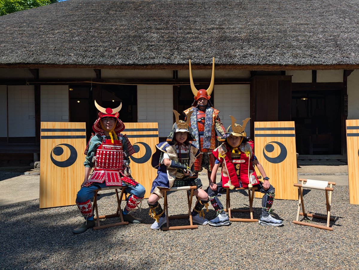 ita_kyoudo_m's tweet photo. 【開催中！】
鎧着付け体験を当館中庭で開催中です！
参加費無料🎏
特殊な紙でできた鎧を着て武者になってみませんか？
【時間】
10:00～12:00
13:00～14:30

子ども用・大人用それぞれの鎧をご用意しています！
申込不要、直接板橋区立郷土資料館へお越しください。
お時間ある方お待ちしております！ https://t.co/4hqPMeaIJp