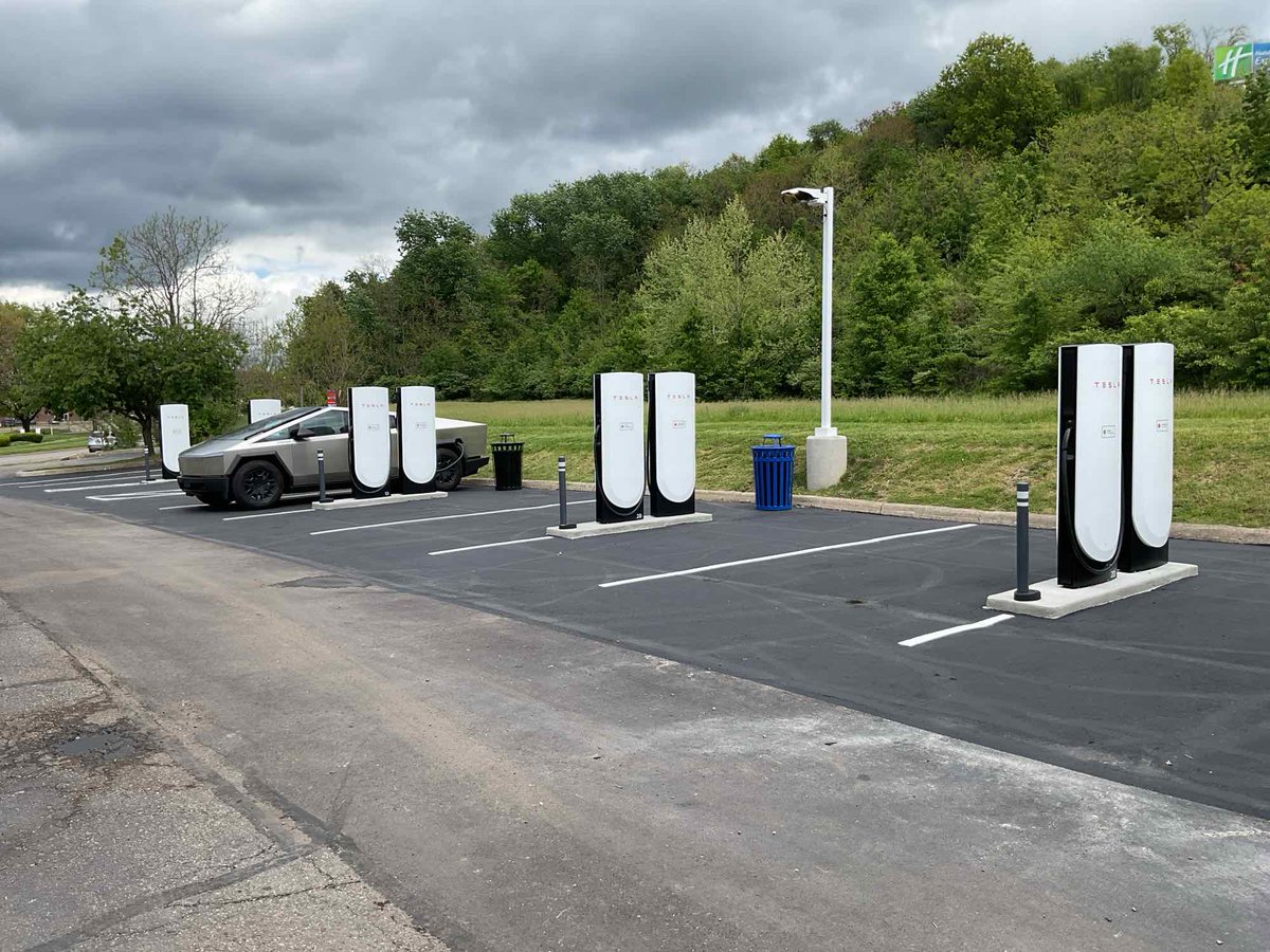 Tesla Charging tweet media